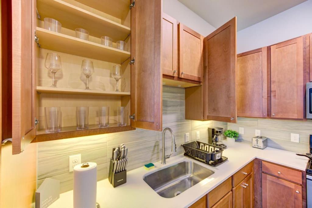 Fancy Apt Downtown. Pool. Gym. Lounge. Pet Ok Houston Exterior photo